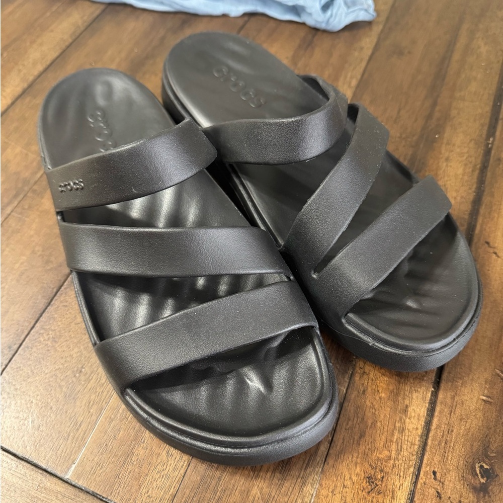 CROCS Women's Black Getaway Strappy Sandals